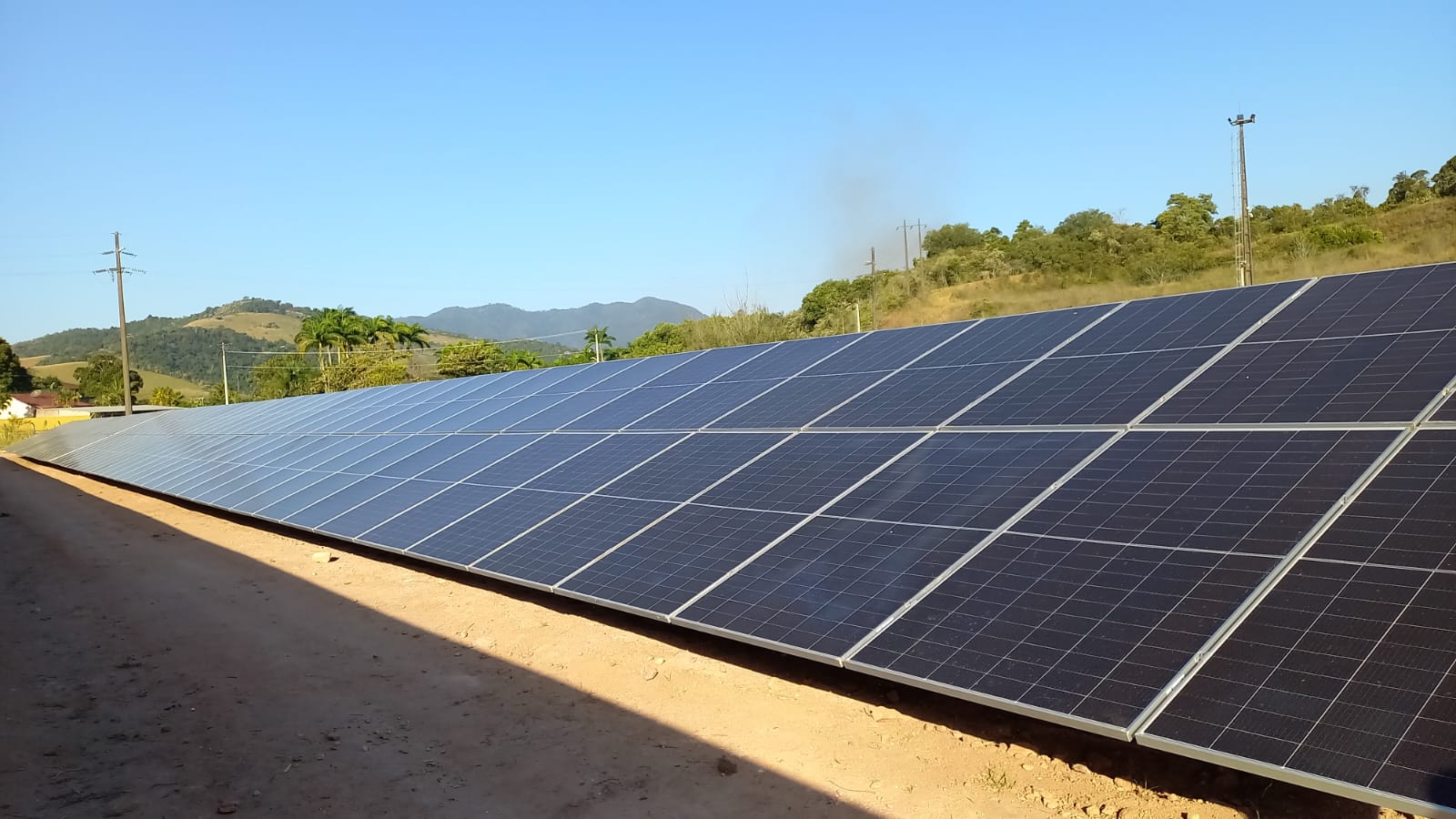 Painéis solares em propriedade no Vale do Paraíba